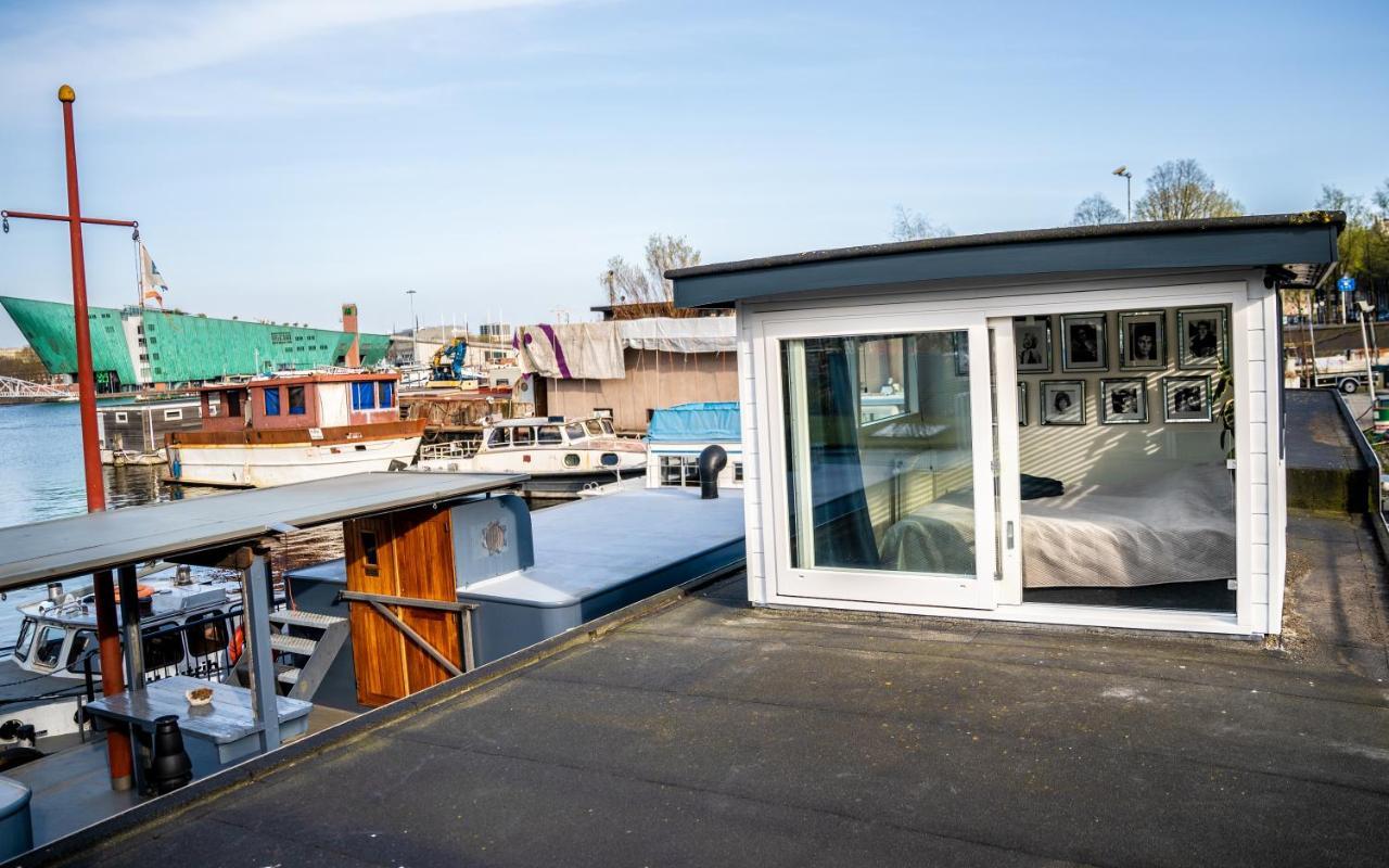 Houseboat *