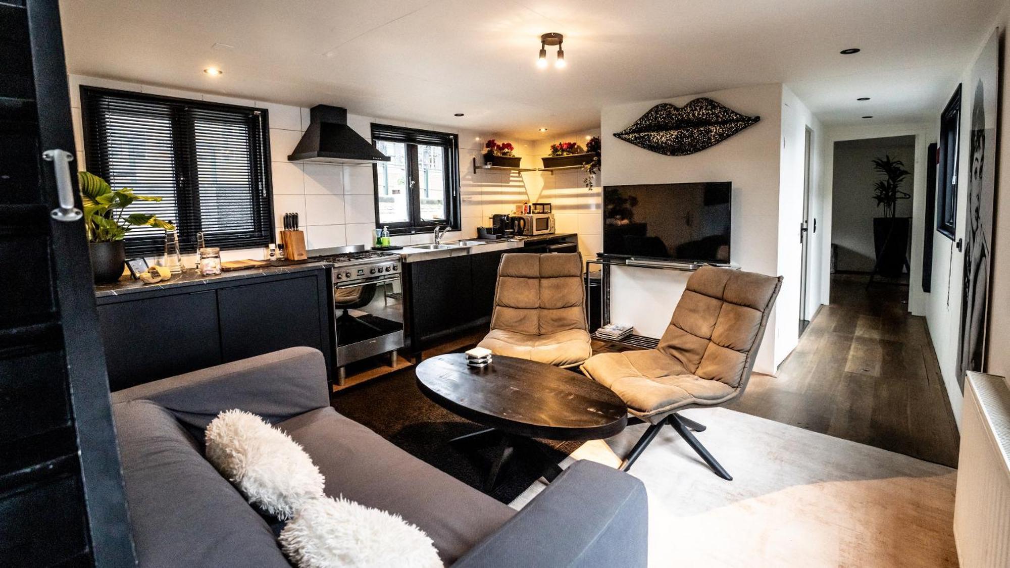 Bed & Breakfast Houseboat *